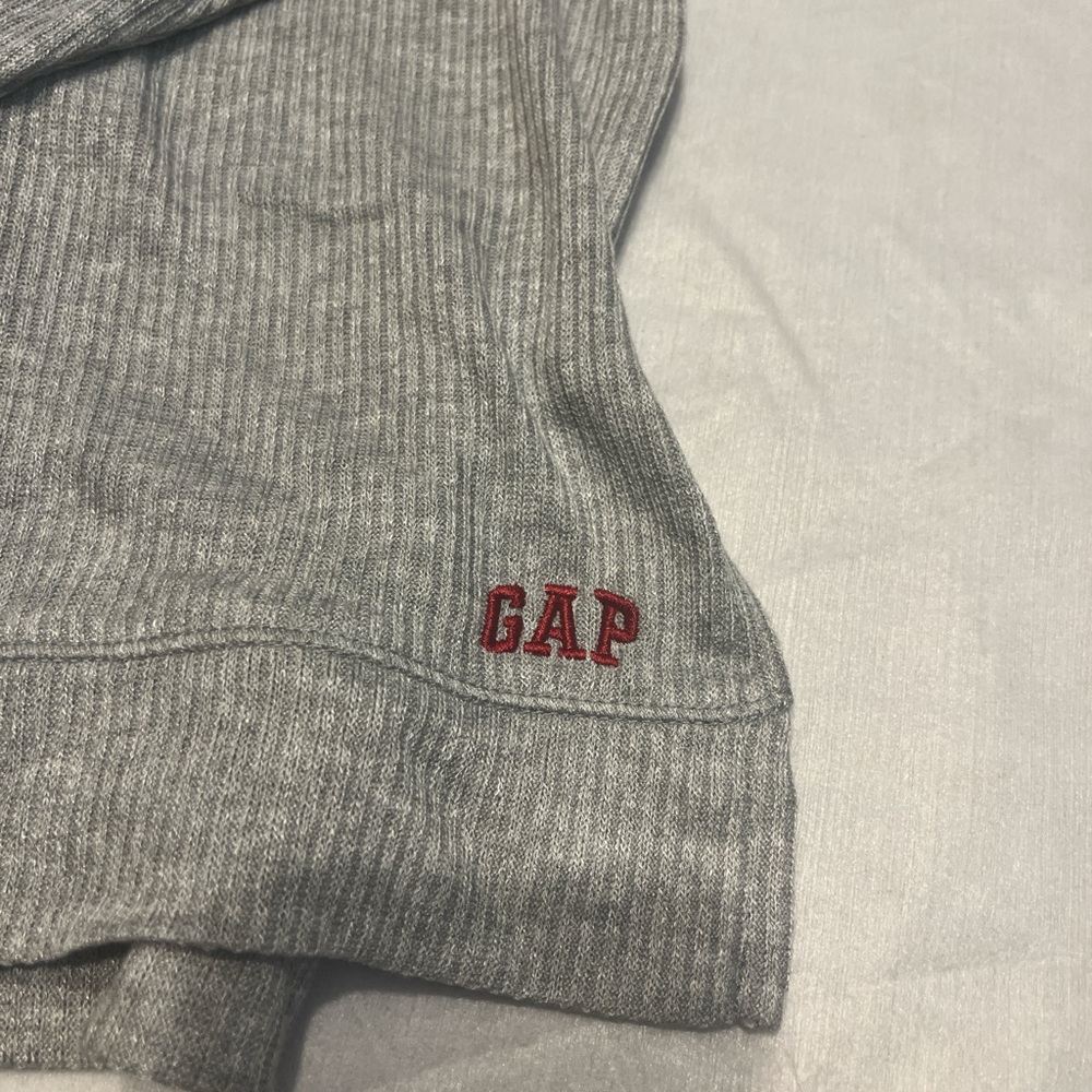 Two-Piece Grey Gap long sleeve top and pants set - Picture 2 of 4